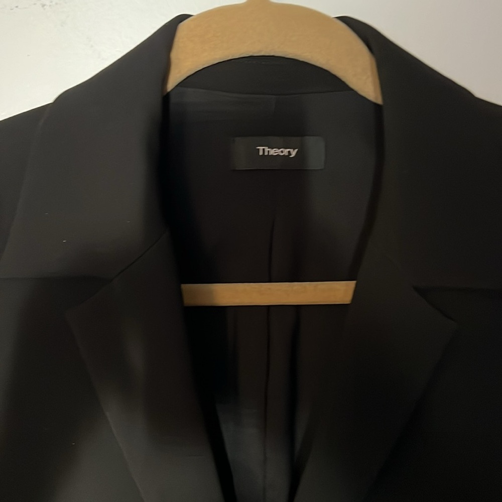 Knee length black blazer w small button detail size 8 crepe fabric Theory - Picture 2 of 3